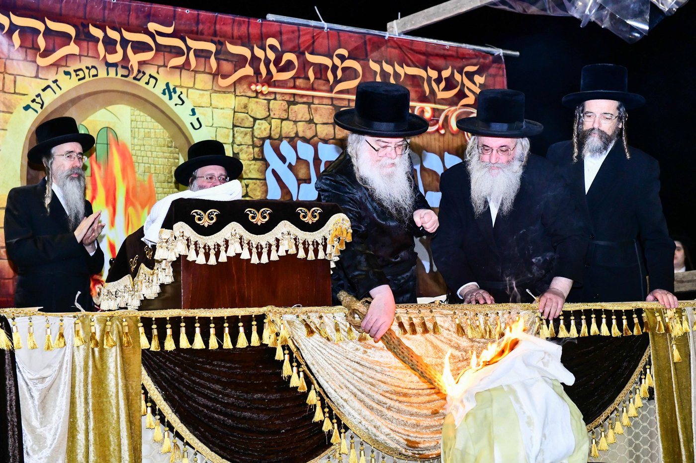 האדמו"ר מדארג בהדלקה באתרא קדישא מירון