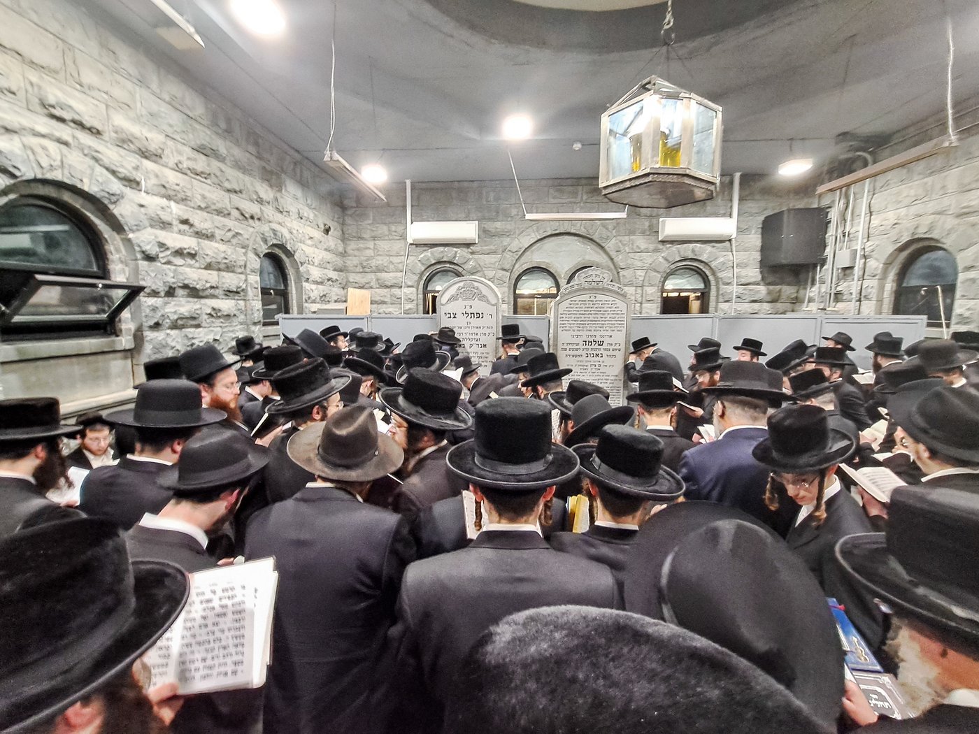אלפי ישראל בעליה לציון הרה"ק מבאבוב זצ"ל בליל ל"ג בעומר תשפ"ה