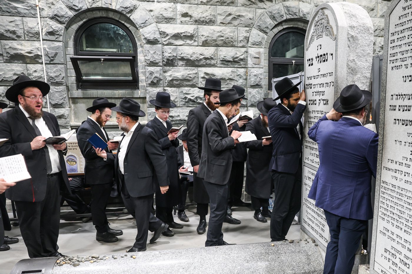 אלפי ישראל בעליה לציון הרה"ק מבאבוב זצ"ל בליל ל"ג בעומר תשפ"ה