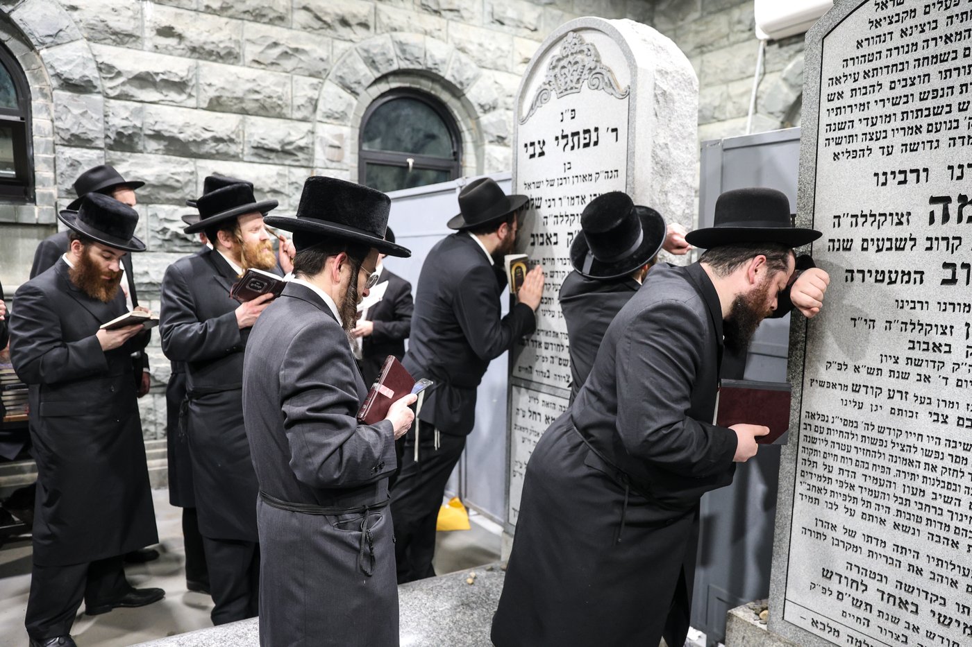 אלפי ישראל בעליה לציון הרה"ק מבאבוב זצ"ל בליל ל"ג בעומר תשפ"ה