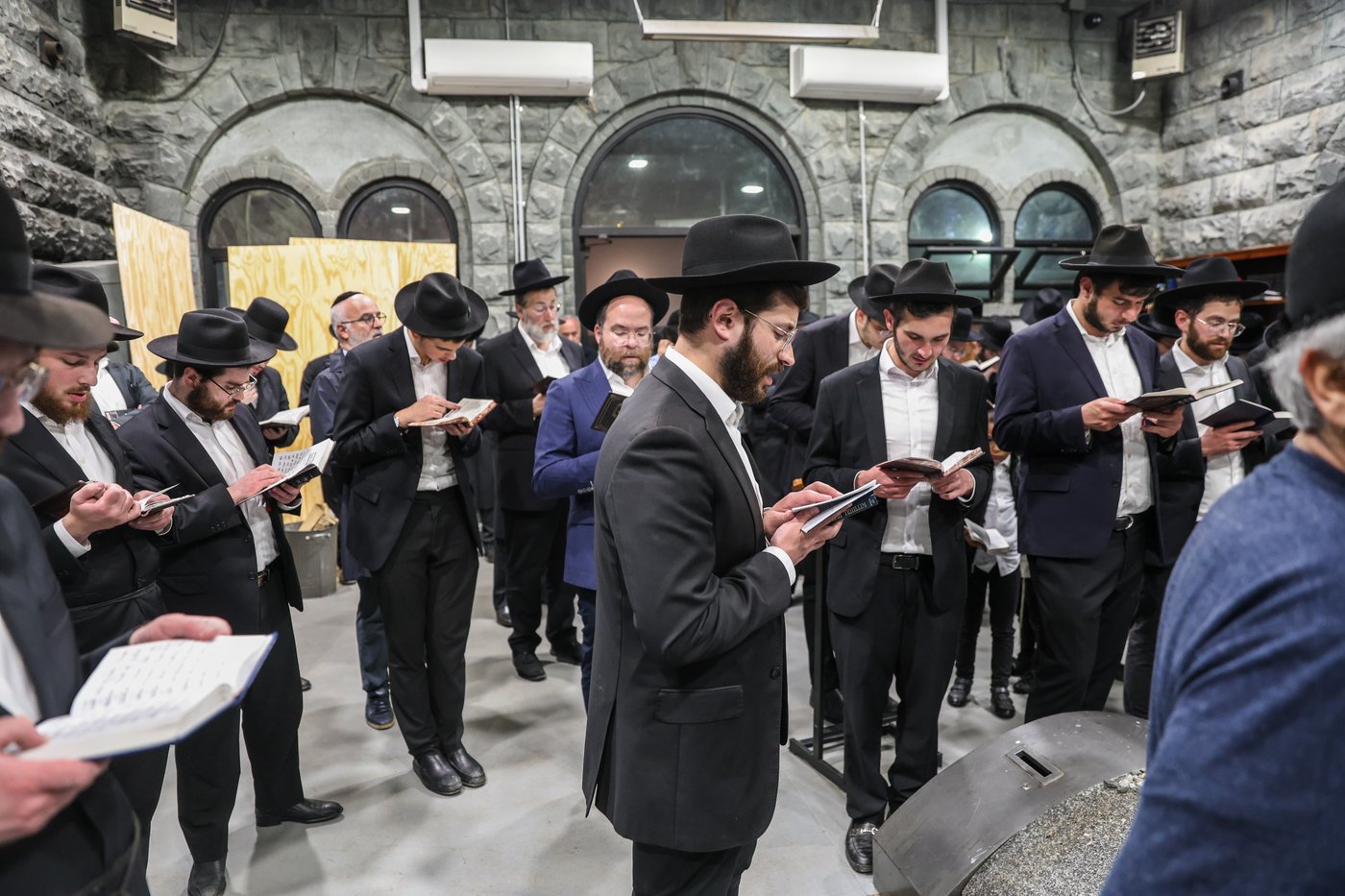 אלפי ישראל בעליה לציון הרה"ק מבאבוב זצ"ל בליל ל"ג בעומר תשפ"ה