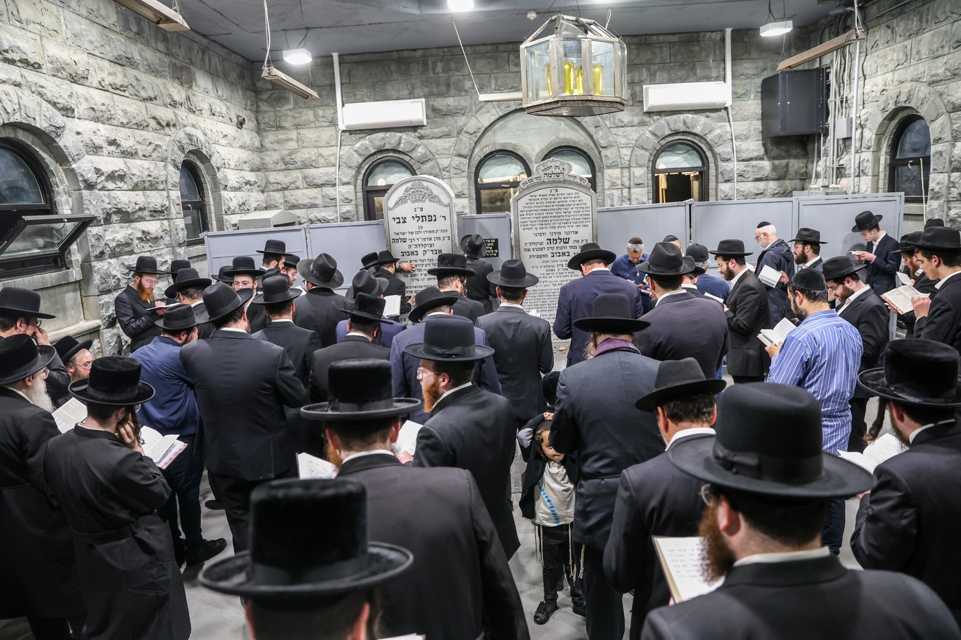 אלפי ישראל בעליה לציון הרה"ק מבאבוב זצ"ל בליל ל"ג בעומר תשפ"ה