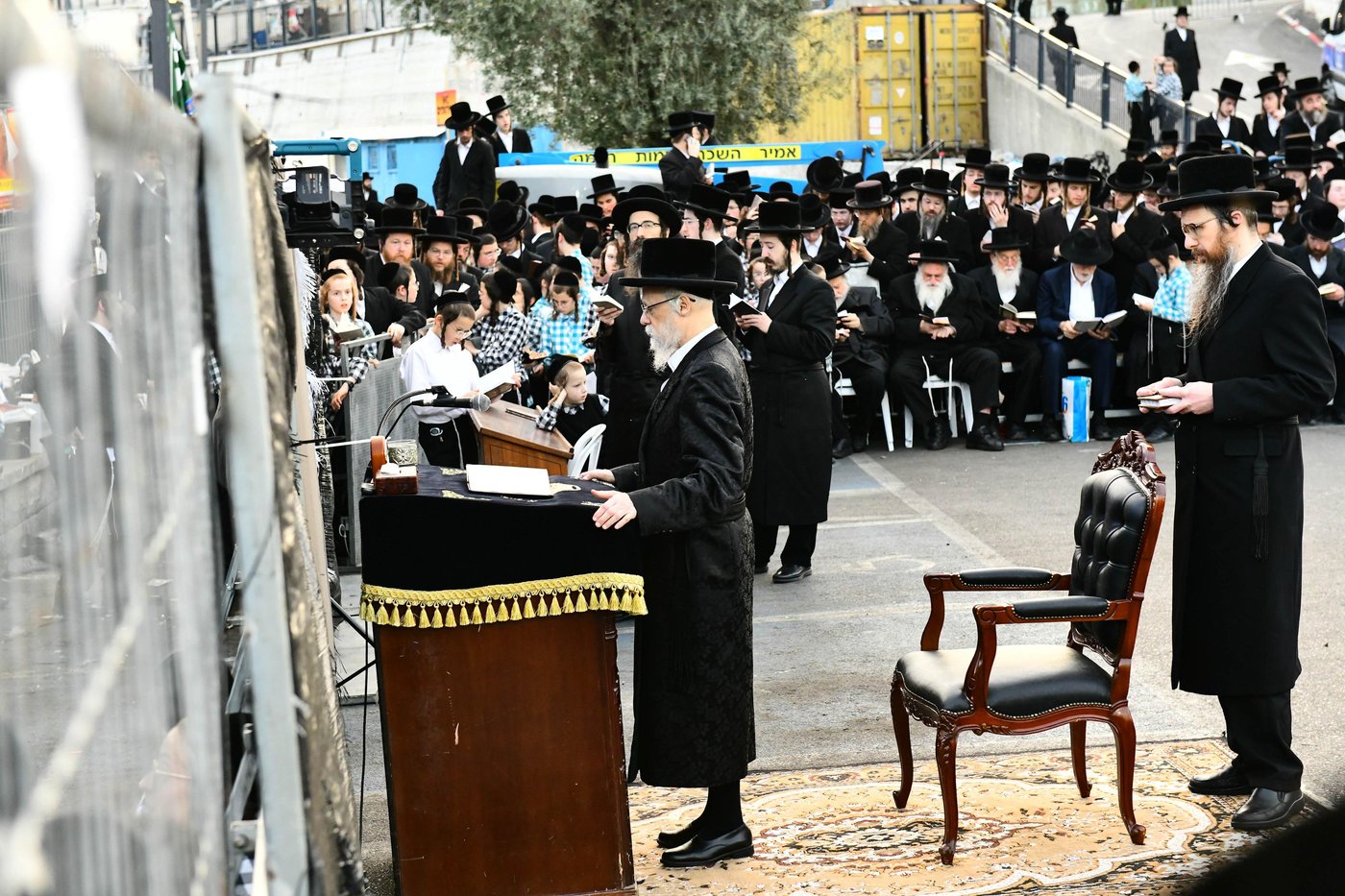 האדמו"ר מסערט ויז'ניץ בתפילת מנחה באתרא קדישא מירון
