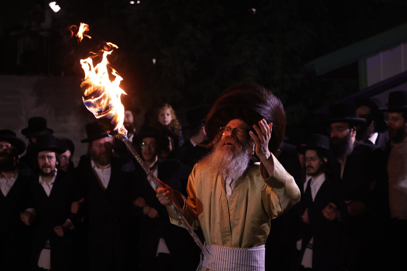 הגה"צ רבי נחמן בידרמן בהדלקה לכבוד ל"ג בעומר