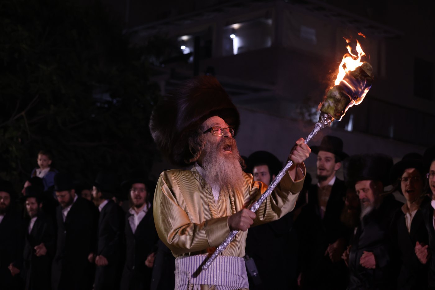 הגה"צ רבי נחמן בידרמן בהדלקה לכבוד ל"ג בעומר
