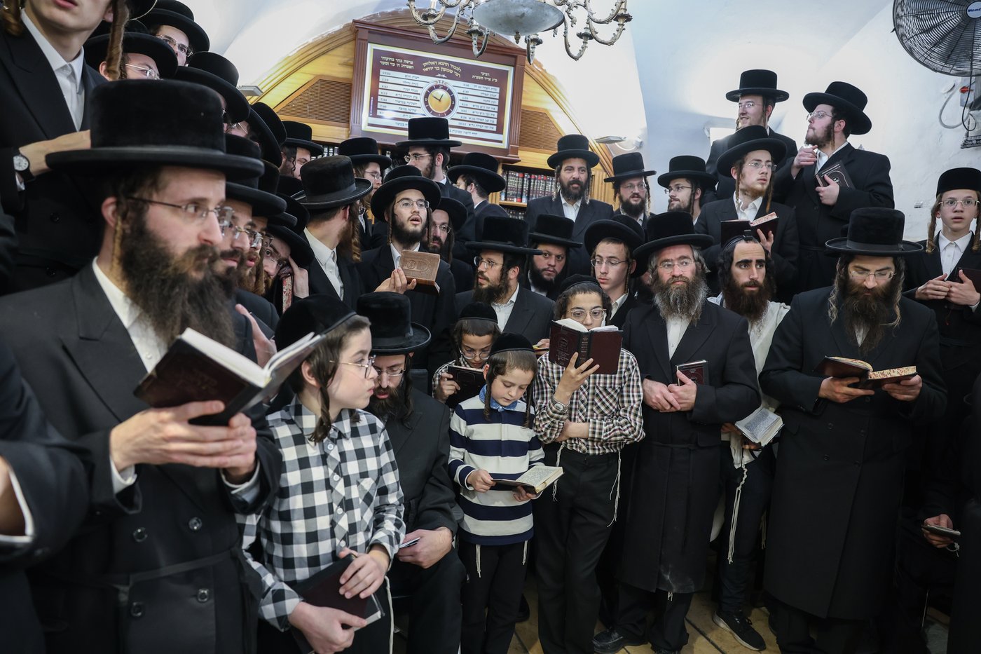 האדמו"ר מצאנז בתפילה באתרא קדישא מירון