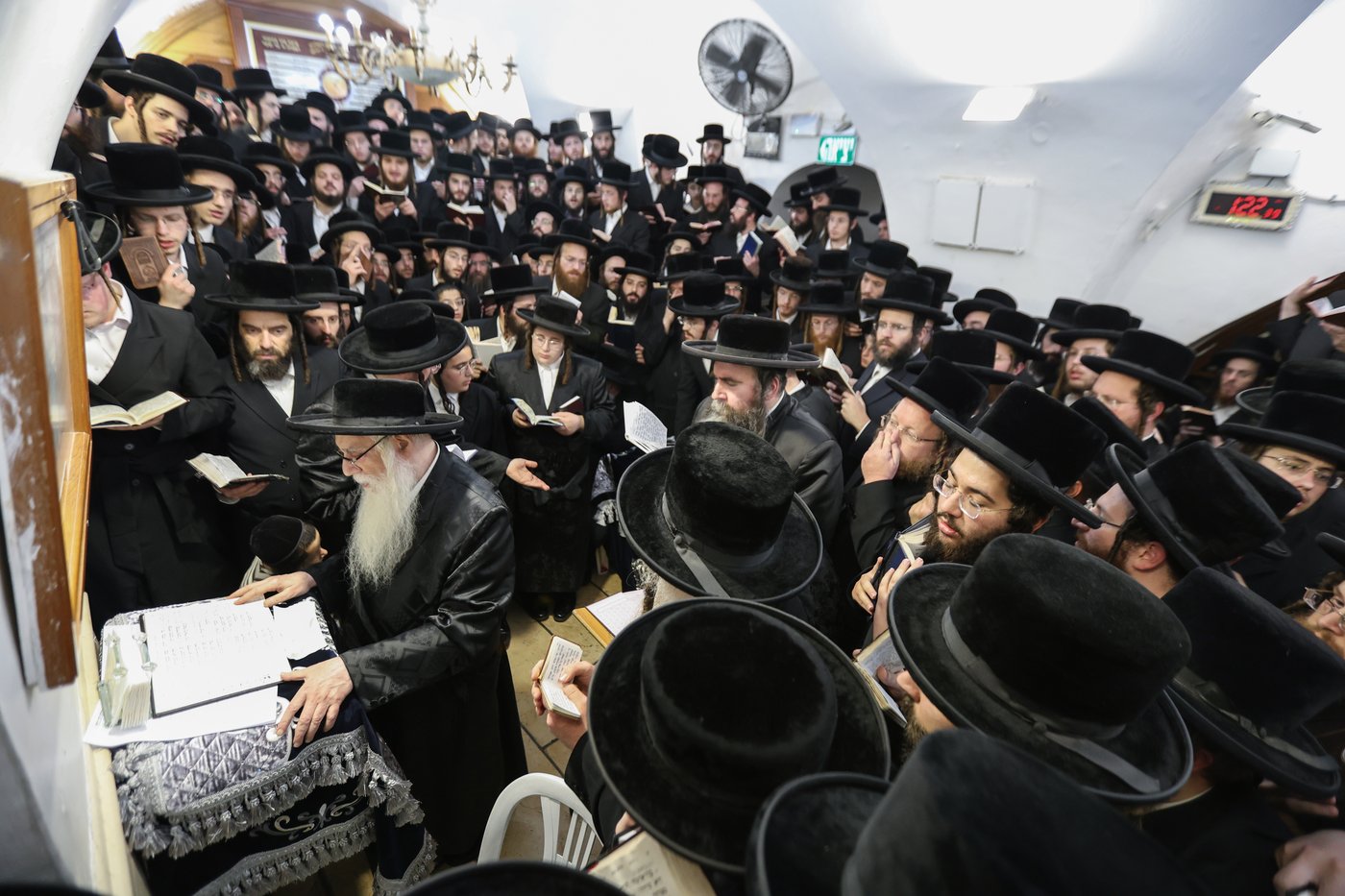האדמו"ר מצאנז בתפילה באתרא קדישא מירון