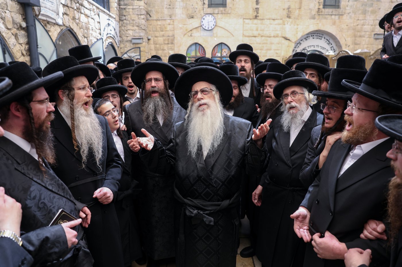 האדמו"ר מצאנז בתפילה באתרא קדישא מירון