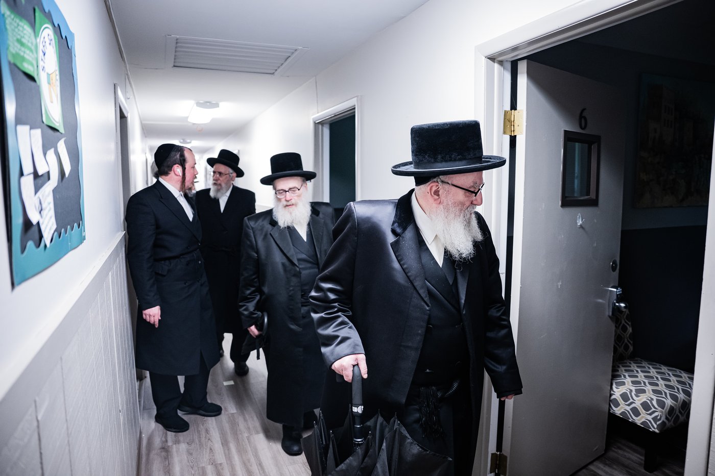 הרה"צ רבי אהרן מענדיל והרה"צ רבי יצחק טווערסקי בסיור בשטח הישיבה