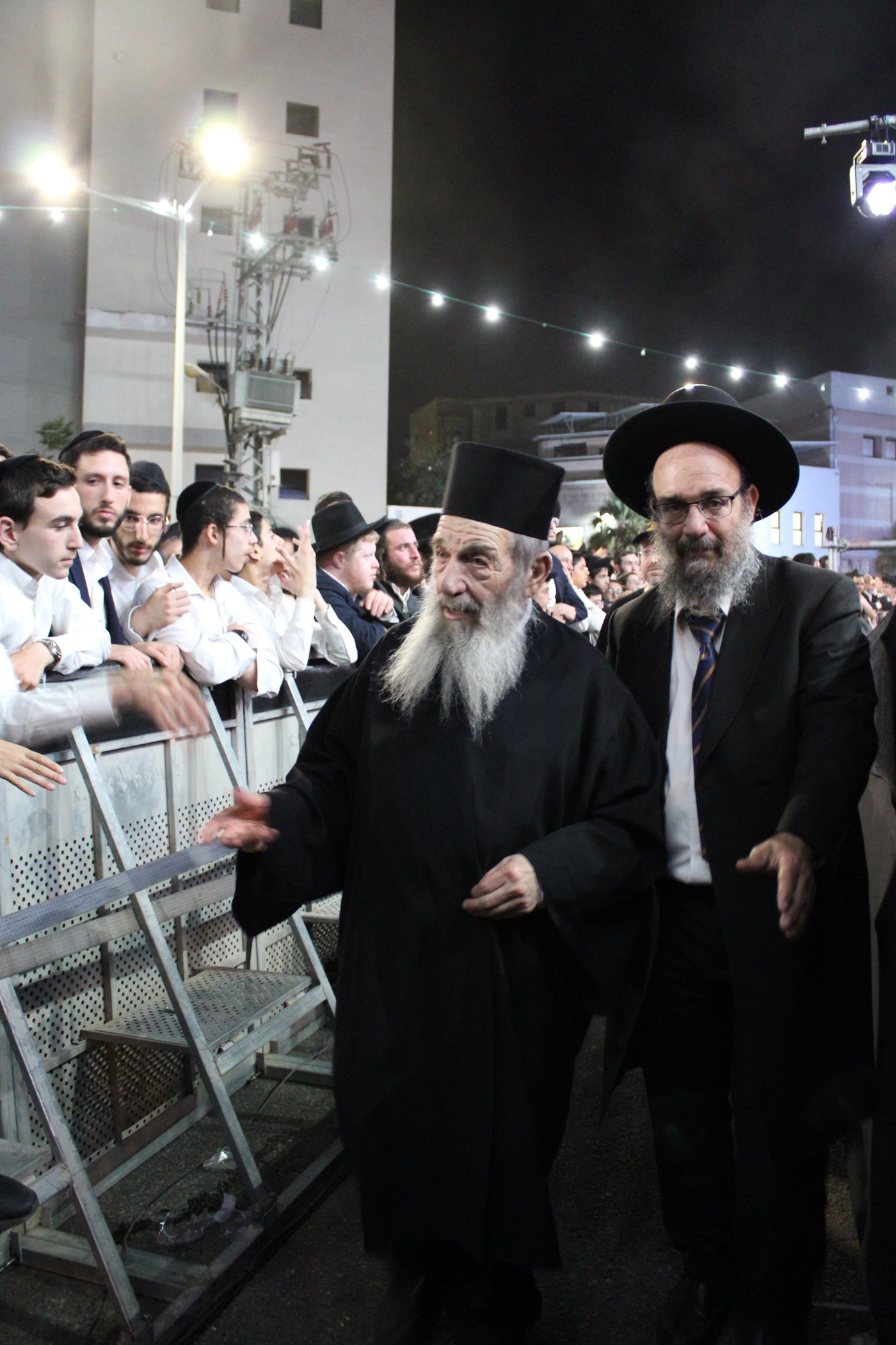 הראשל"צ הגר"י יוסף בהדלקה ב'הליכות משה'