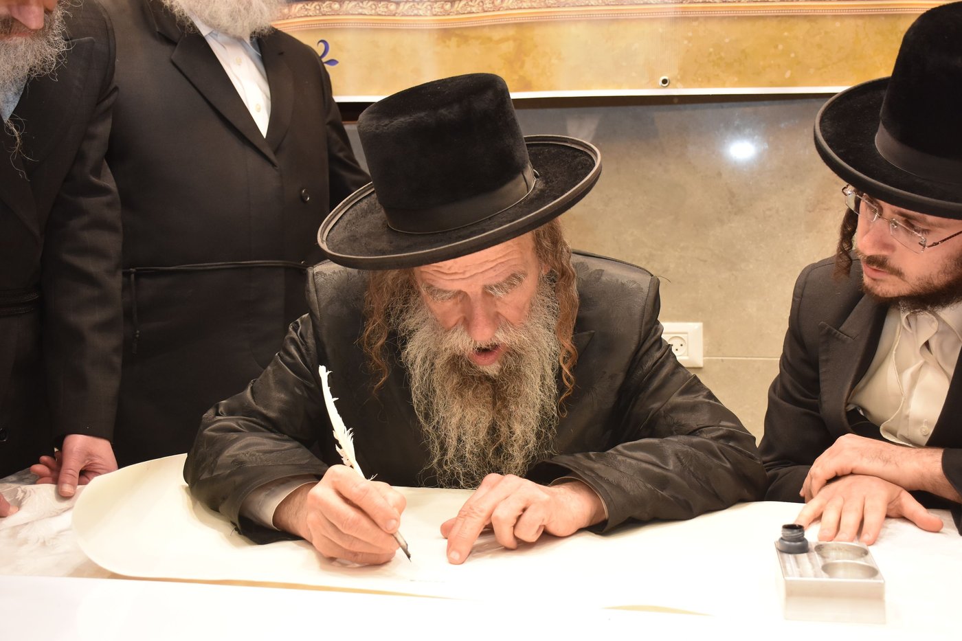קביעת מזוזות להיכל התורה "בית מרדכי אהרן" מאקאווא בני ברק