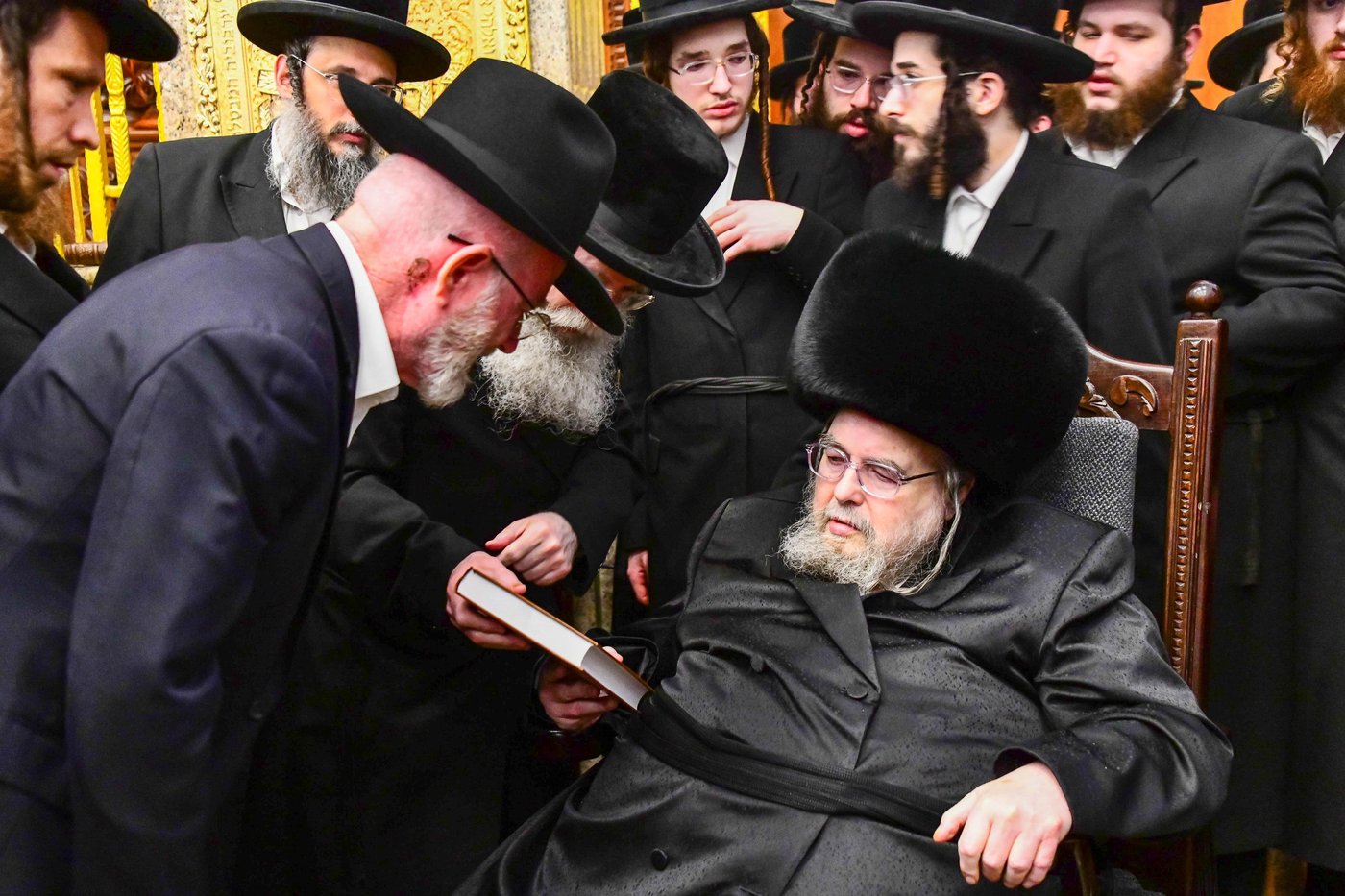 עוברים להתברך אצל האדמו"ר מבעלזא אחר ספירת העומר