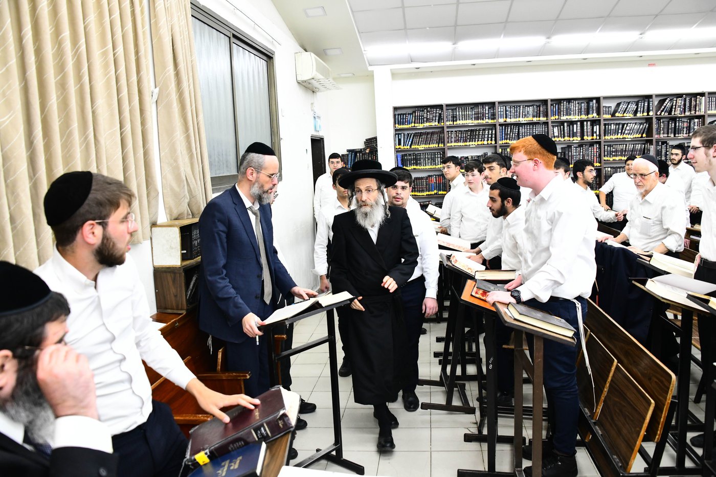 הגה"צ רבי אלימלך בידרמן בשיחת חיזוק ב'קריית מלך'