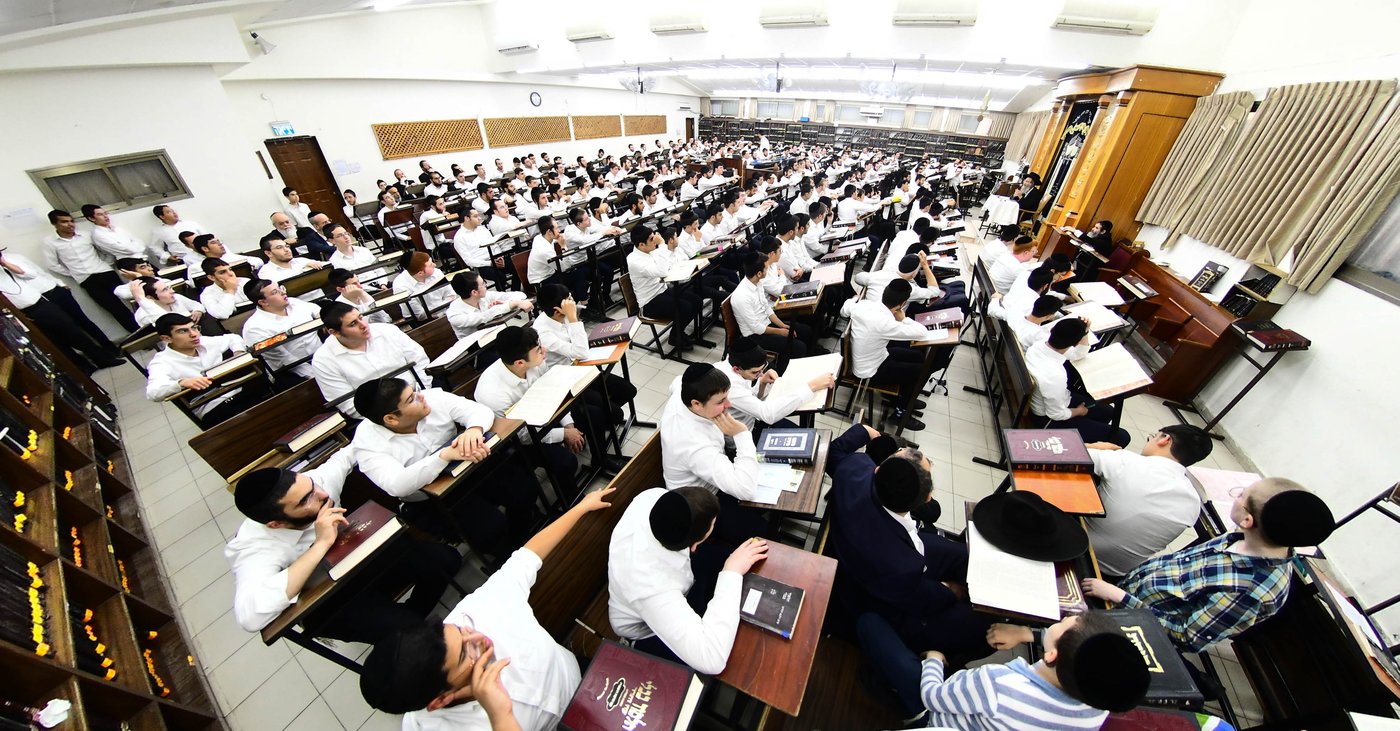 הגה"צ רבי אלימלך בידרמן בשיחת חיזוק ב'קריית מלך'