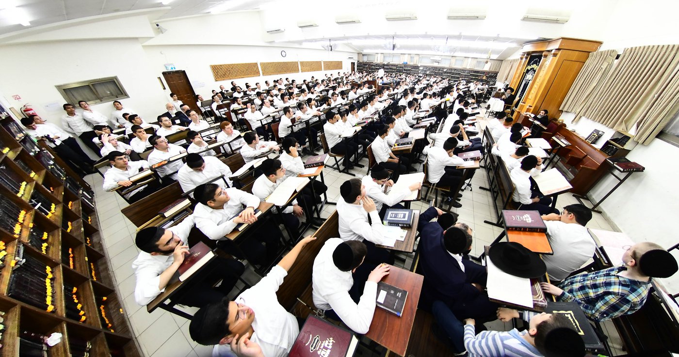 הגה"צ רבי אלימלך בידרמן בשיחת חיזוק ב'קריית מלך'