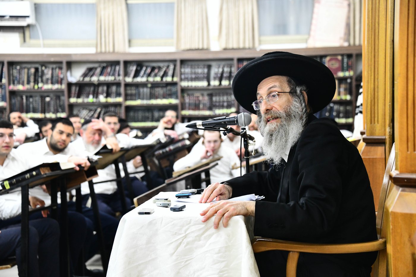 הגה"צ רבי אלימלך בידרמן בשיחת חיזוק ב'קריית מלך'