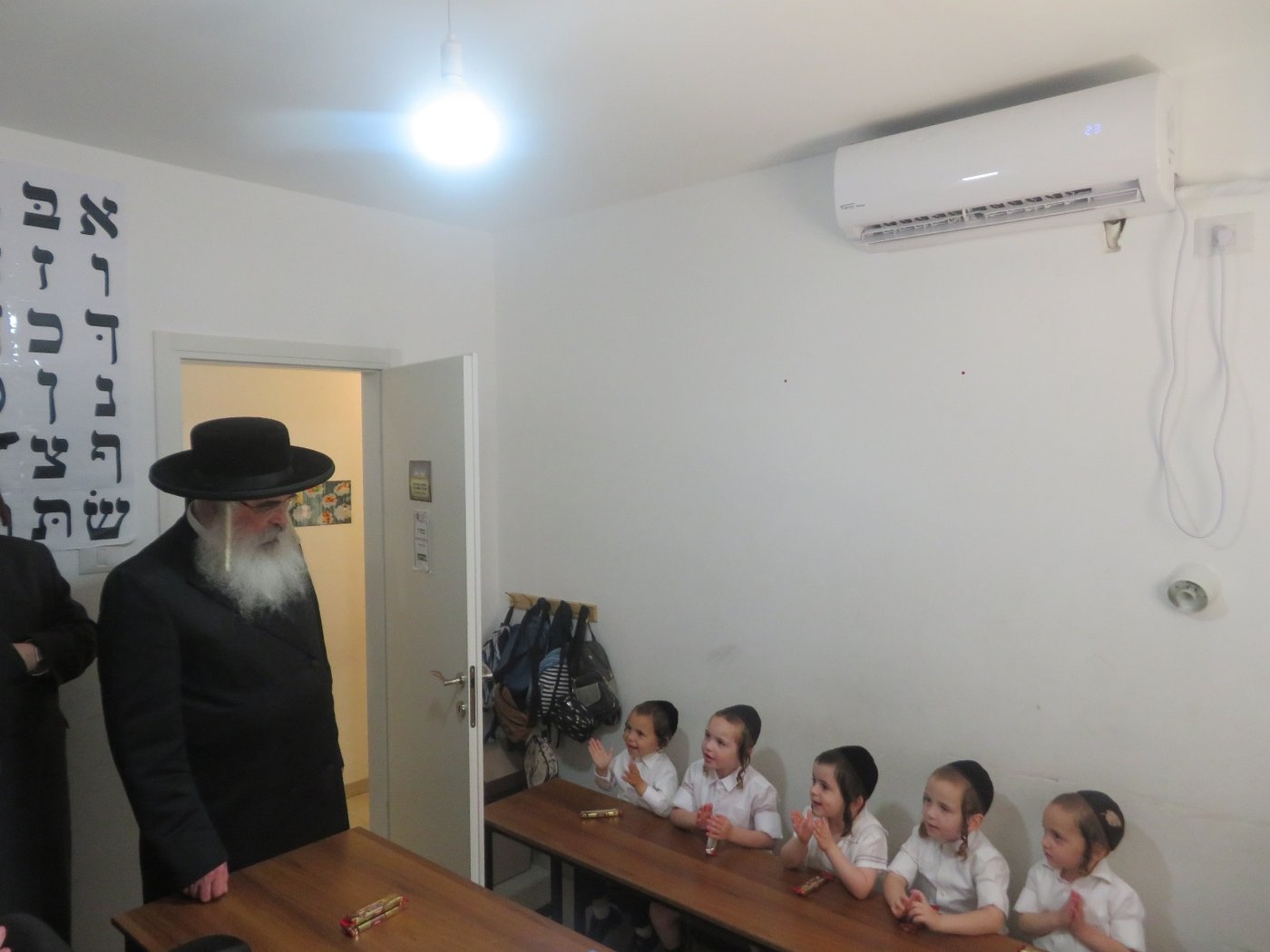 האדמו"ר מדושינסקיא בביקור בתלמוד תורה דושינסקיא בהר יונה