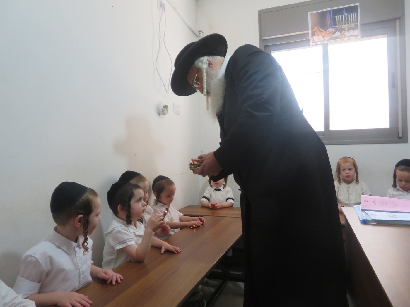האדמו"ר מדושינסקיא בביקור בתלמוד תורה דושינסקיא בהר יונה
