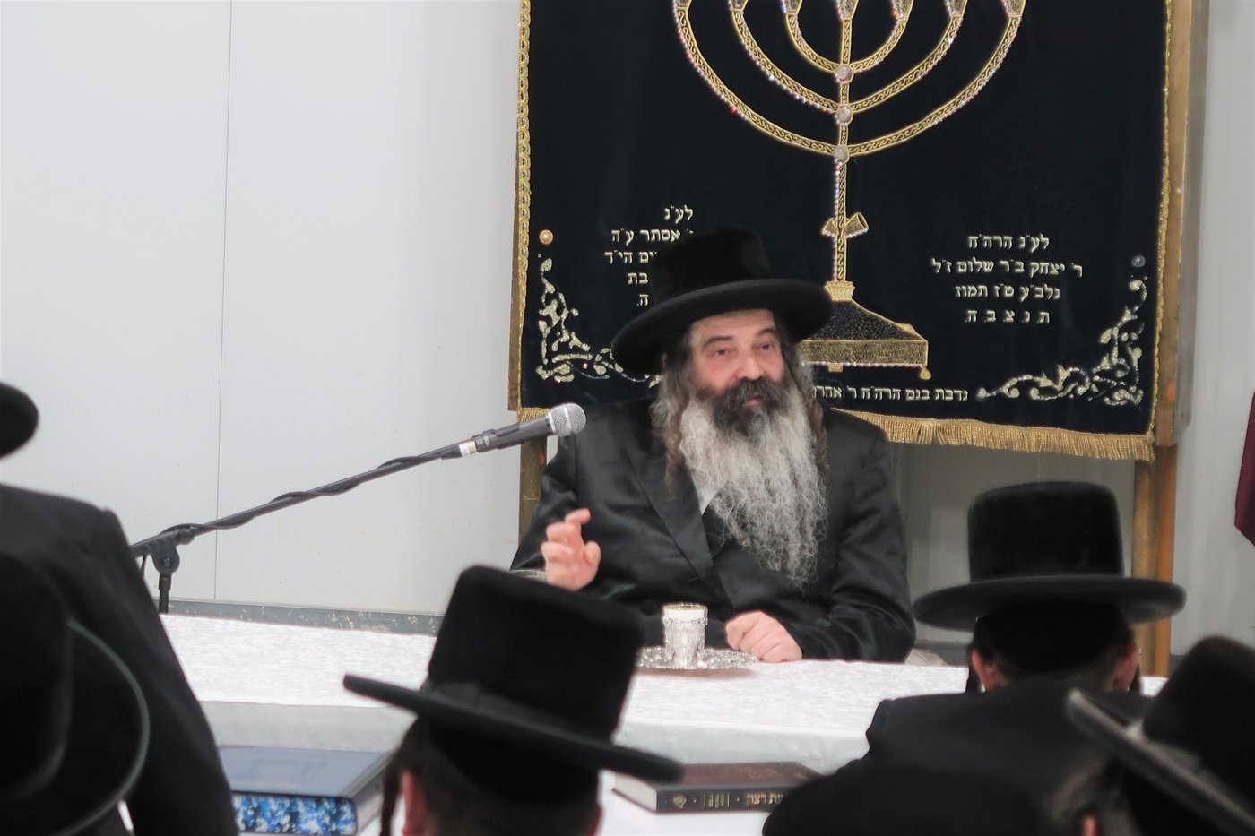 האדמו"ר מזוטשקא בשיחת הכנה לחג השבועות