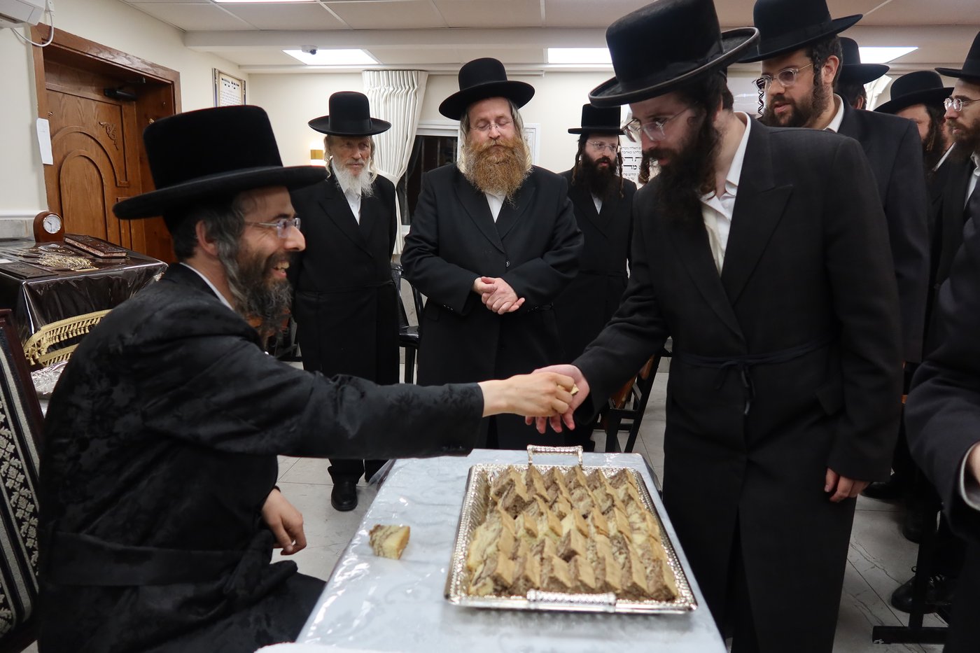 מעמד הלחיים לרגל אירוסי בן האדמו"ר מזוויעהיל