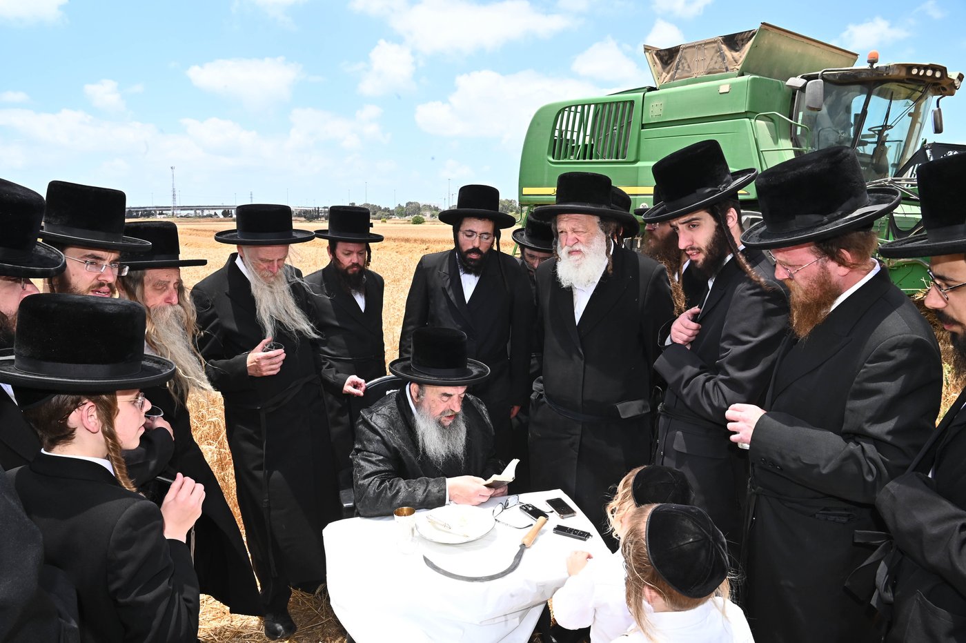 האדמו"ר מלעלוב בקצירת חיטים