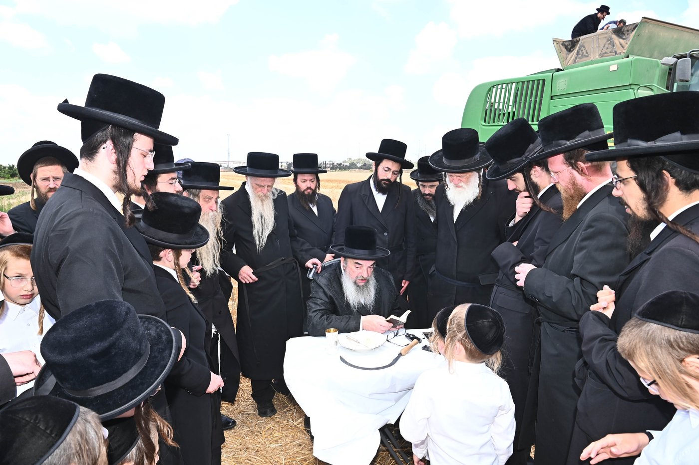 האדמו"ר מלעלוב בקצירת חיטים