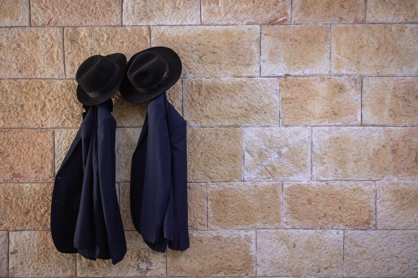 וְחַיֵּי עולָם נָטַע בְּתוכֵנוּ | כשאמונה ובחירה פוגשות את השמחה וחכמת החיים
