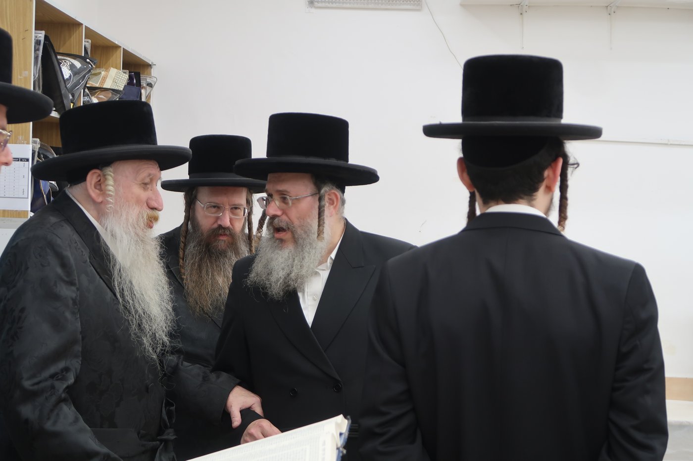 האדמו"ר מטשארנאביל בסיור בין הלומדים