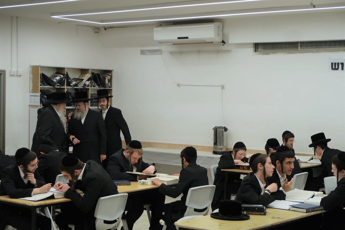 האדמו"ר מטשארנאביל בסיור בין הלומדים