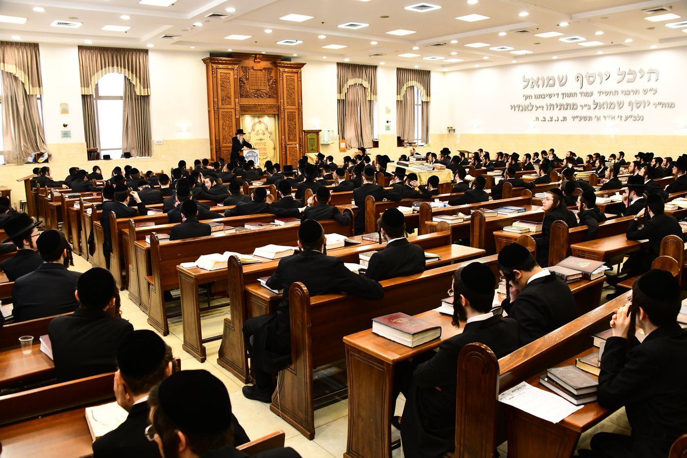 האדמו"ר מסטריקוב בשיחה בישיבת באבוב 
