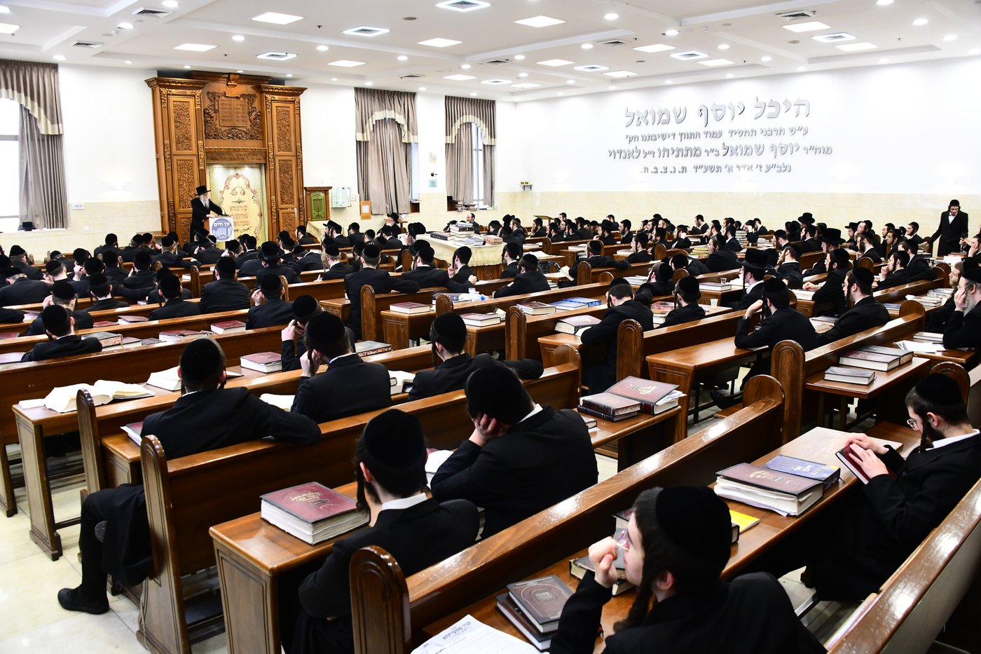 האדמו"ר מסטריקוב בשיחה בישיבת באבוב 