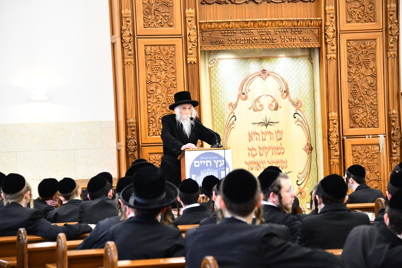 האדמו"ר מסטריקוב בשיחה בישיבת באבוב 