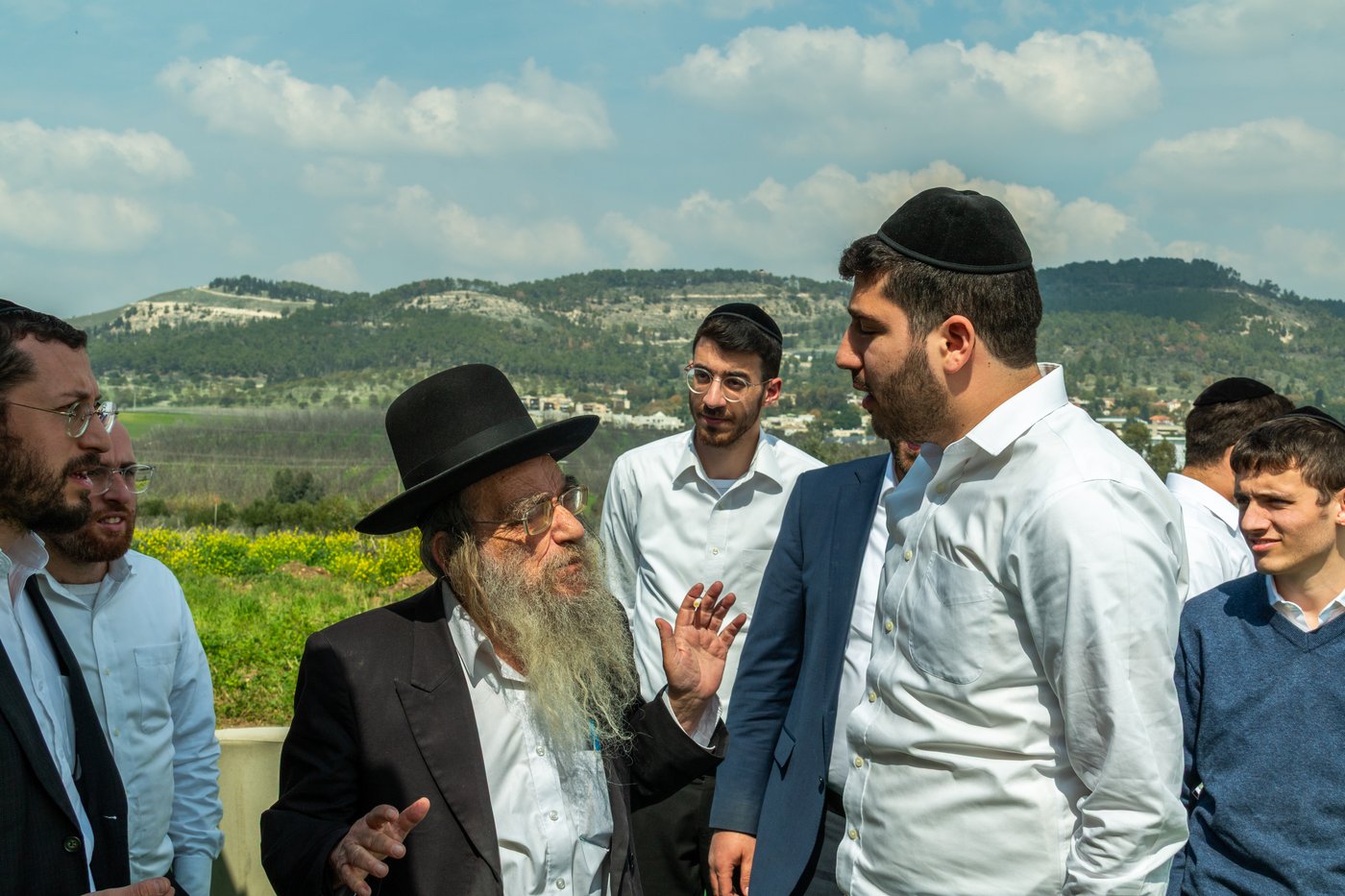 הרב נתן קופשיץ בשיח עם בחורים בישיבת ישעי