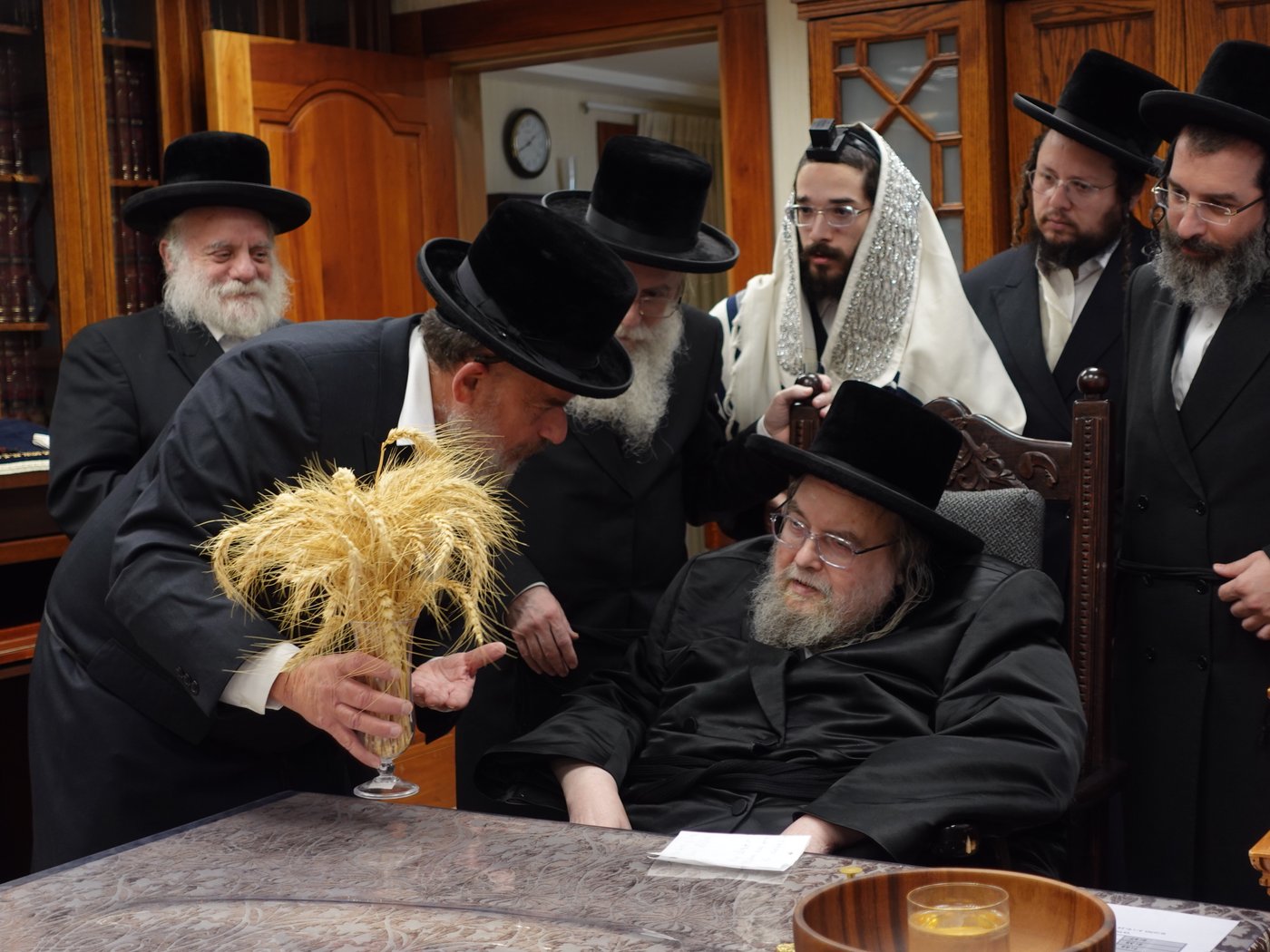 האדמו"ר מבעלזא בקבלת חיטים לקראת חג השבועות