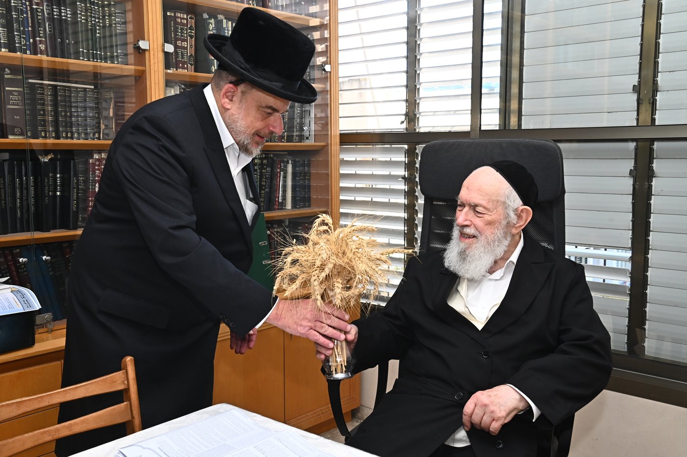 הגר"י זילברשטיין בקבלת חיטים לקראת חג השבועות