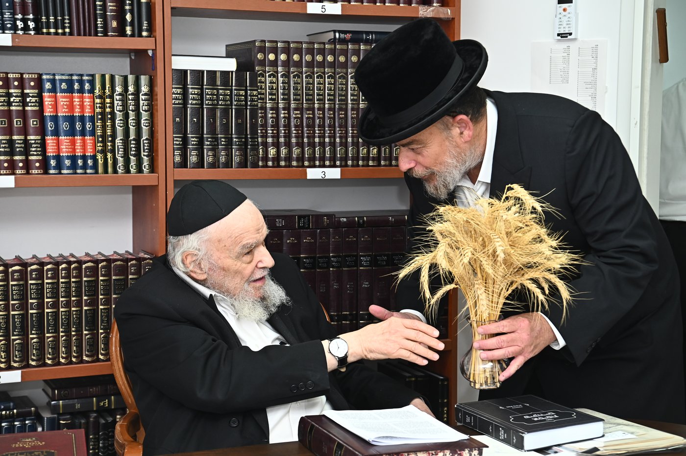 הגרמ"ה הירש בקבלת חיטים לקראת חג השבועות
