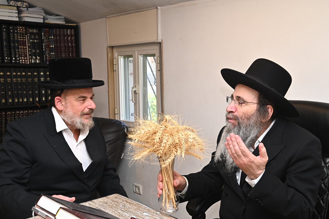 הגר"ב פינקל בקבלת חיטים לקראת חג השבועות