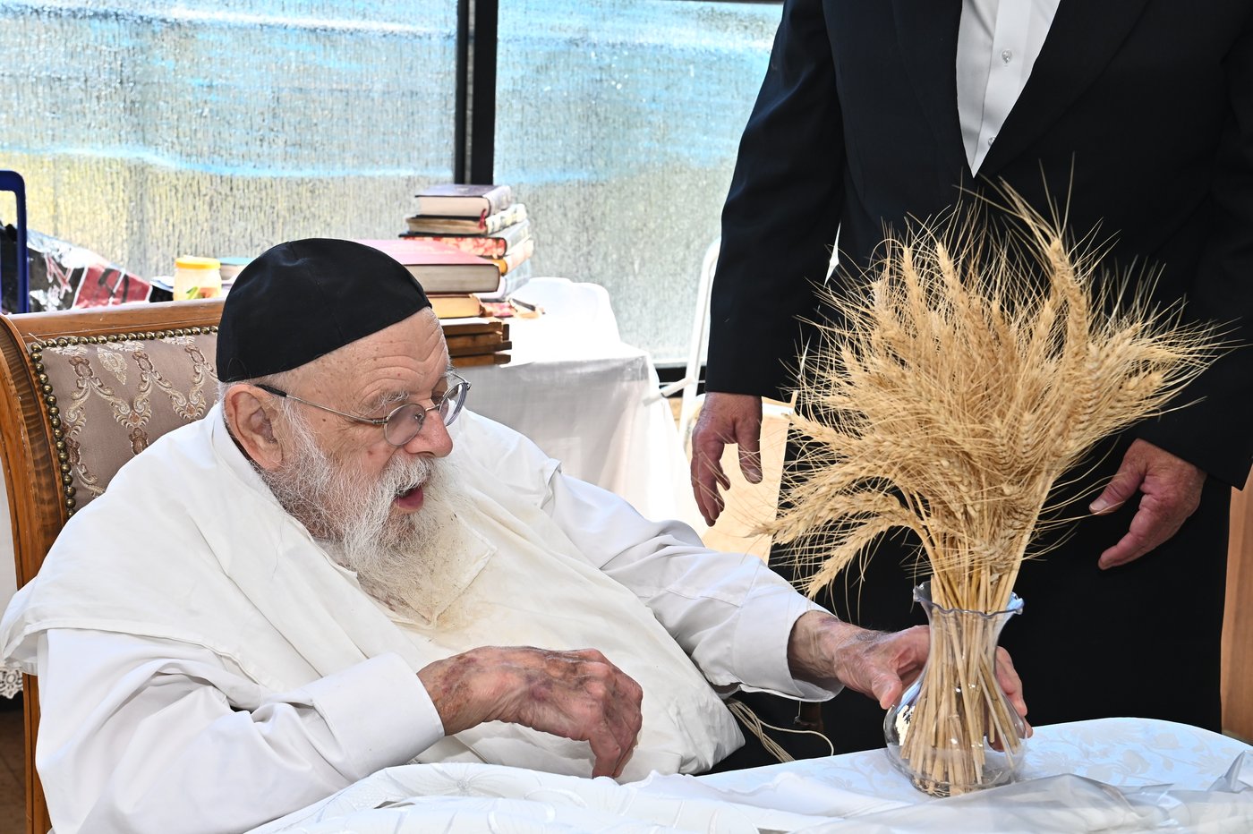 הגר"מ גריינמן בקבלת חיטים לקראת חג השבועות