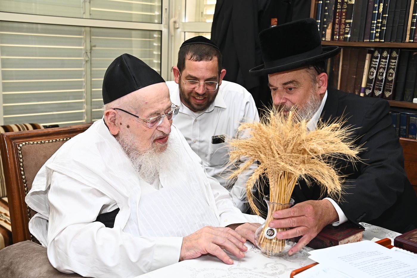 הגרמ"צ ברגמן בקבלת חיטים לקראת חג השבועות