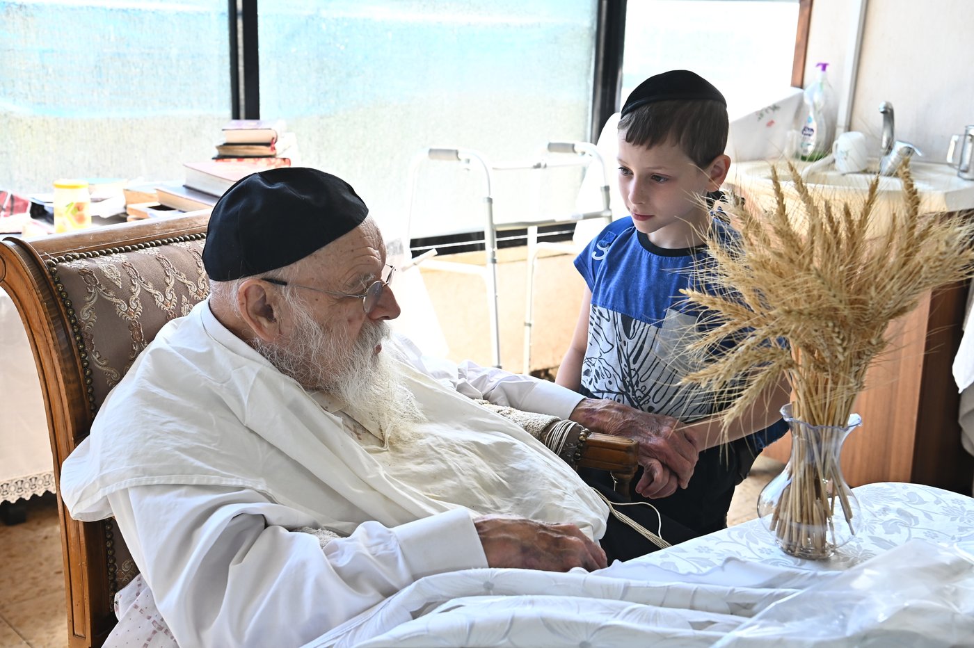 הגר"מ גריינמן בקבלת חיטים לקראת חג השבועות