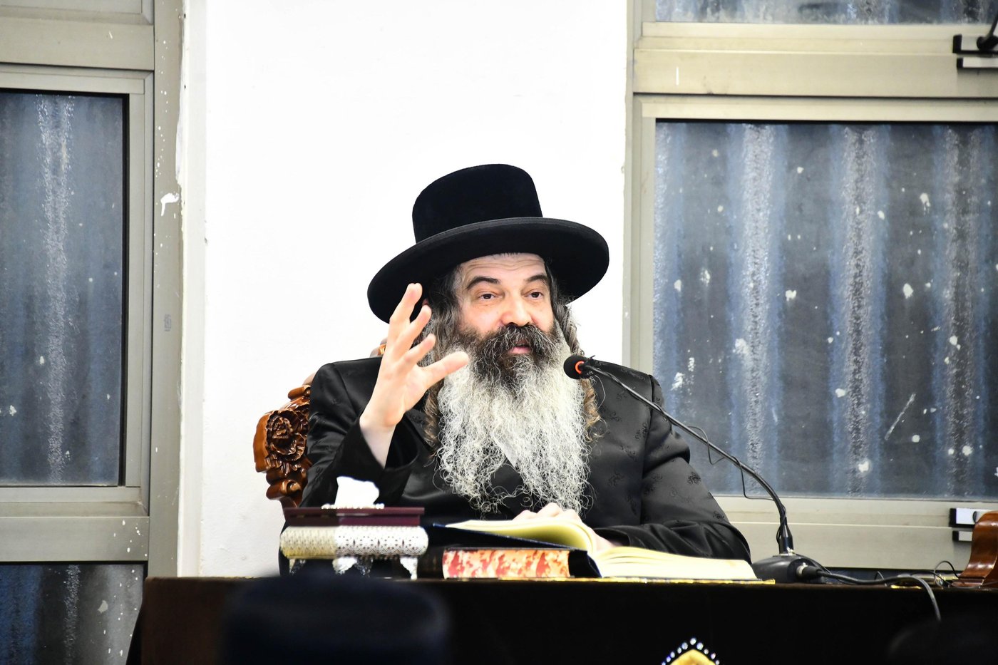 האדמו"ר מזוטשקא בשיחת הכנה לחג השבועות