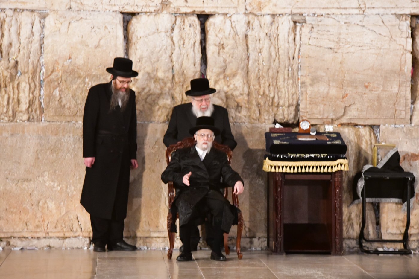 האדמו"ר מסערט ויז'ניץ בתפילה ע"י הכותל המערבי