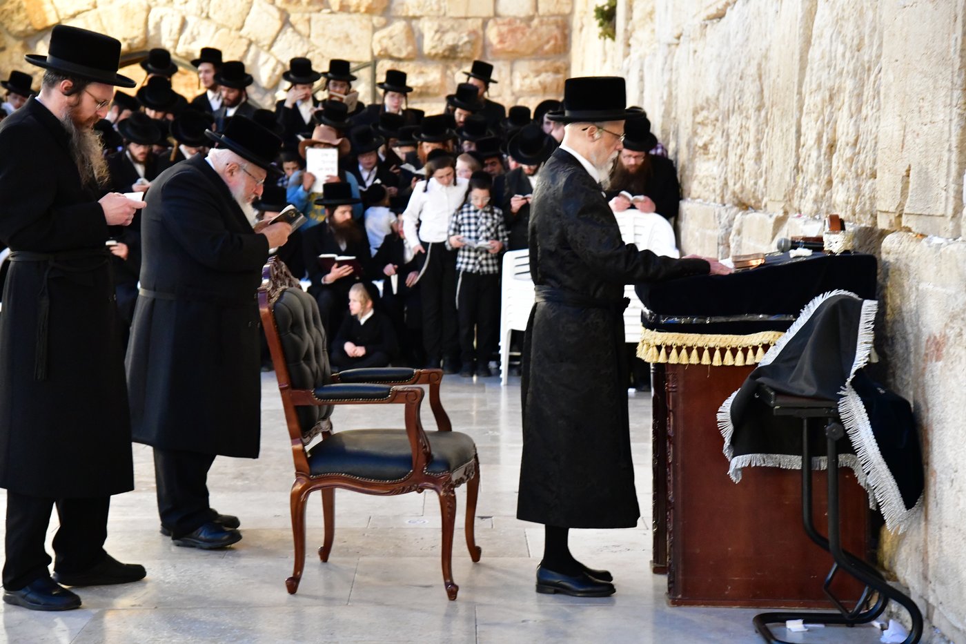 האדמו"ר מסערט ויז'ניץ בתפילה ע"י הכותל המערבי