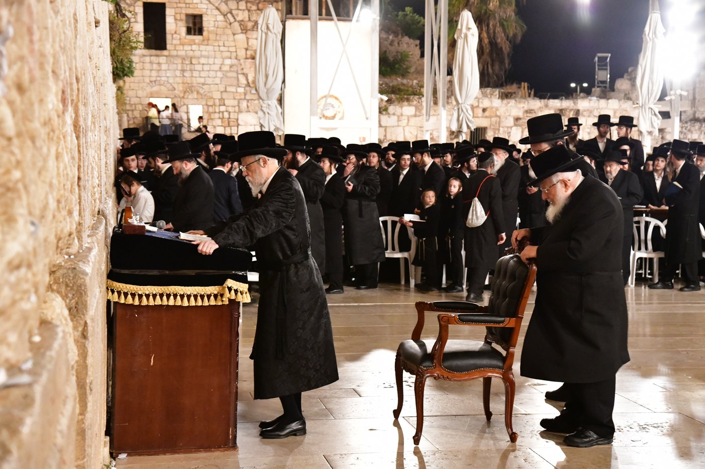 האדמו"ר מסערט ויז'ניץ בתפילה ע"י הכותל המערבי
