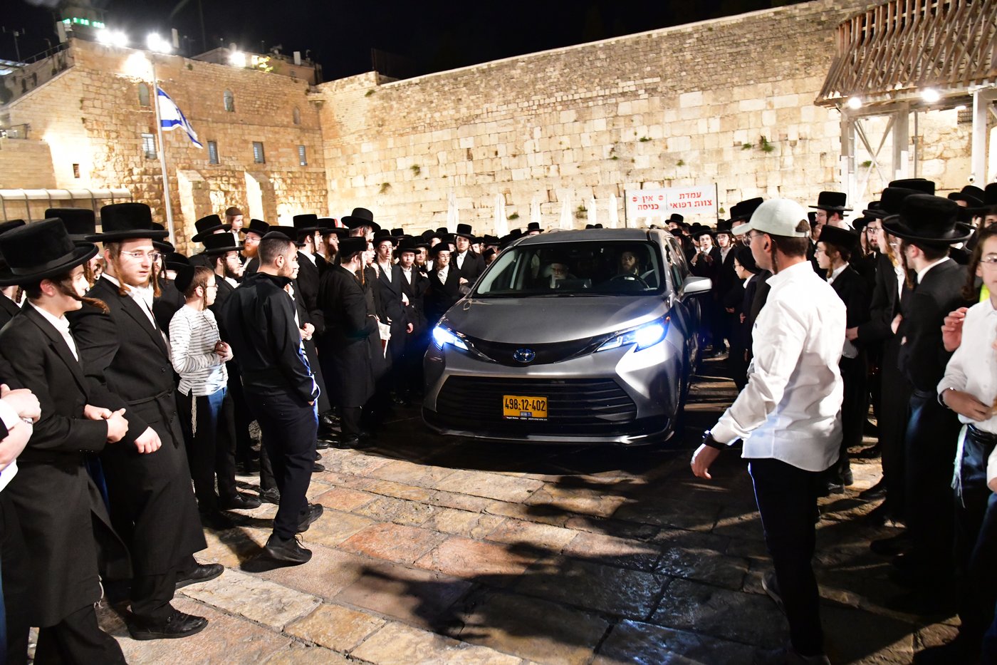 האדמו"ר מסערט ויז'ניץ בתפילה ע"י הכותל המערבי