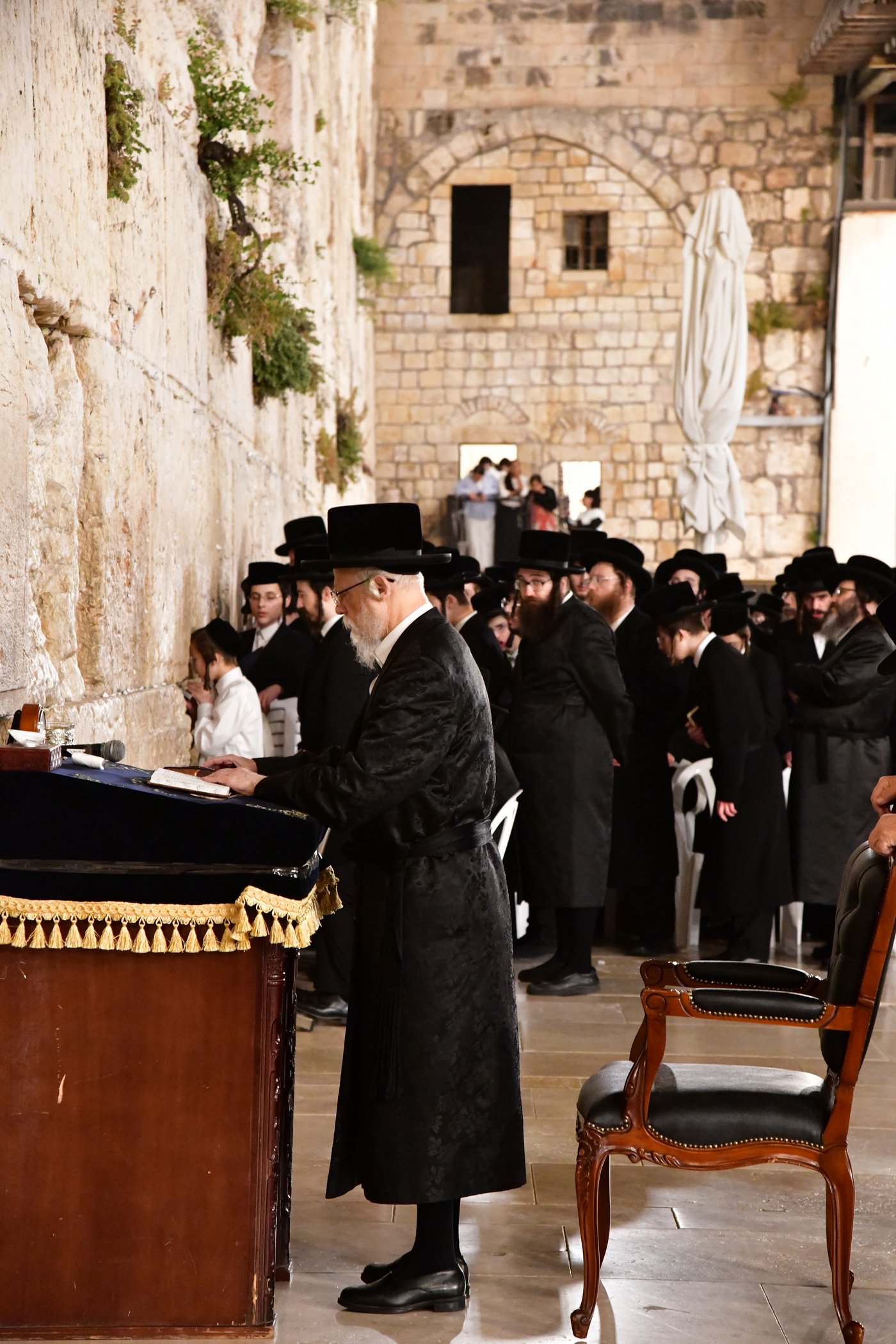 האדמו"ר מסערט ויז'ניץ בתפילה ע"י הכותל המערבי