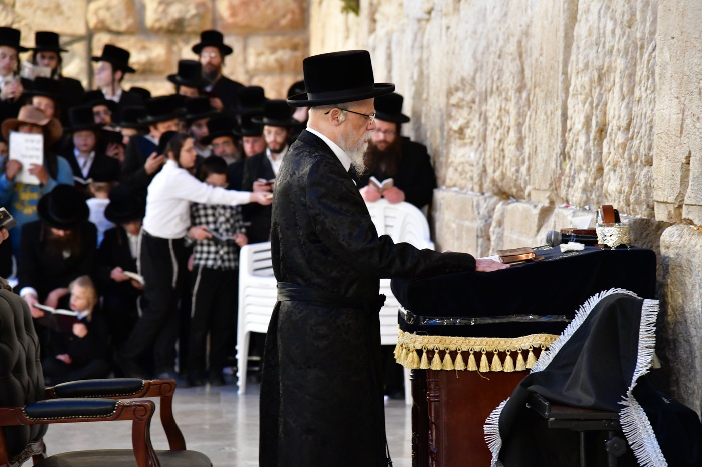 האדמו"ר מסערט ויז'ניץ בתפילה ע"י הכותל המערבי
