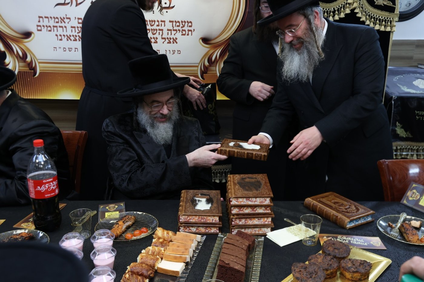 בני האדמו"ר מויז'ניץ באמירת תפילת השל"ה