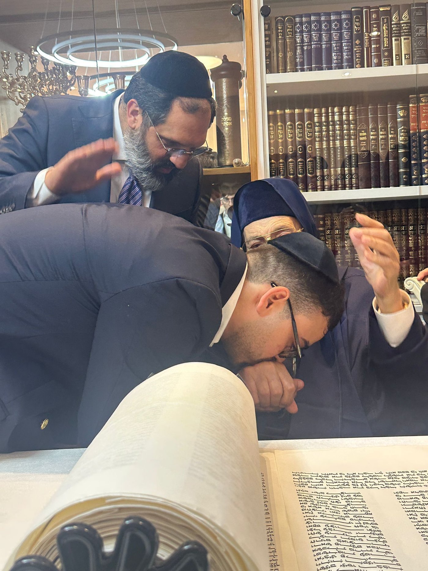  הכנסת ס"ת לע"נ הרב יצחק כהן ארזי זצ"ל