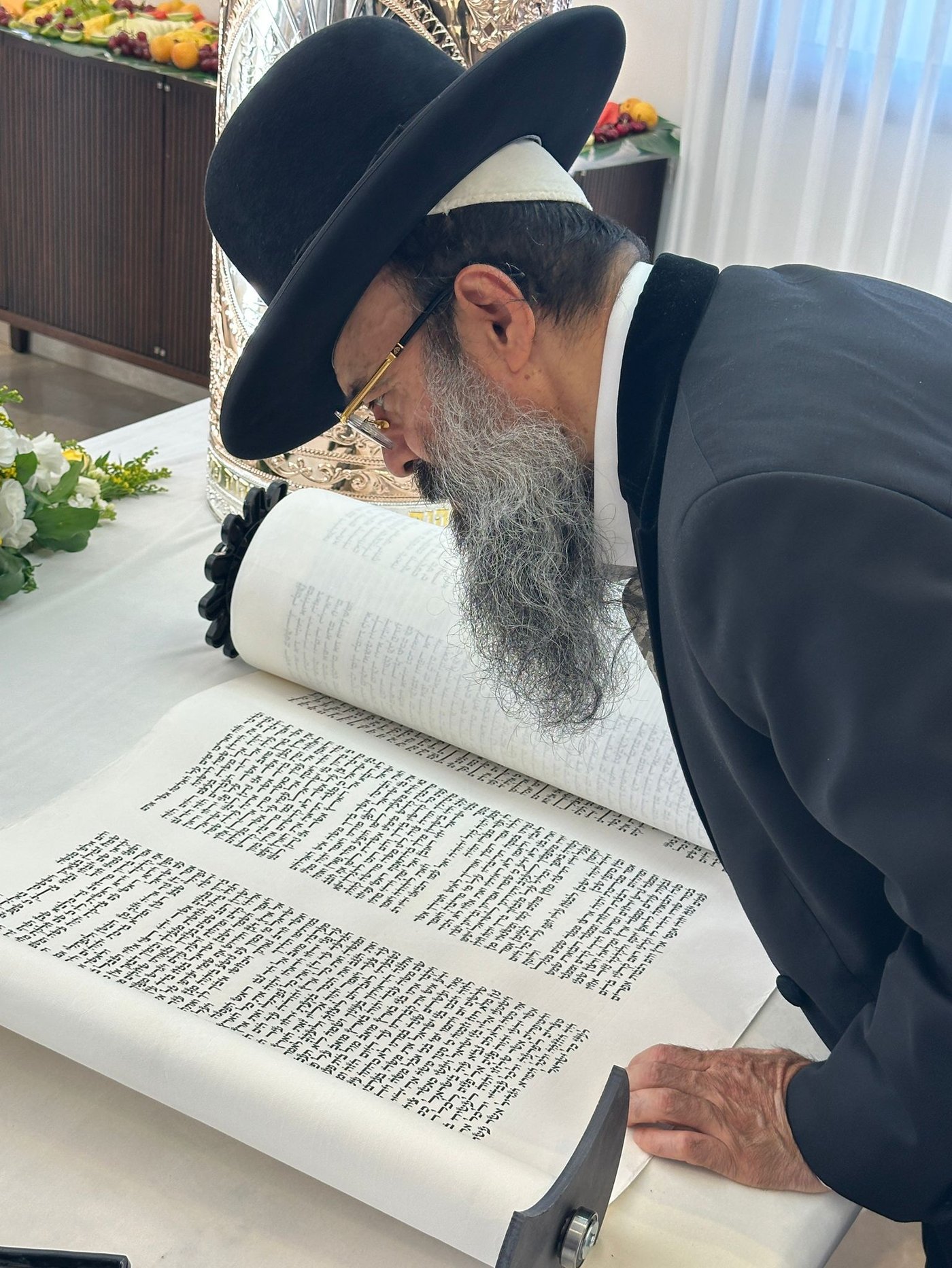  הכנסת ס"ת לע"נ הרב יצחק כהן ארזי זצ"ל